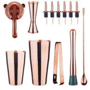 Accessoires de mixologie avec shaker et outils essentiels