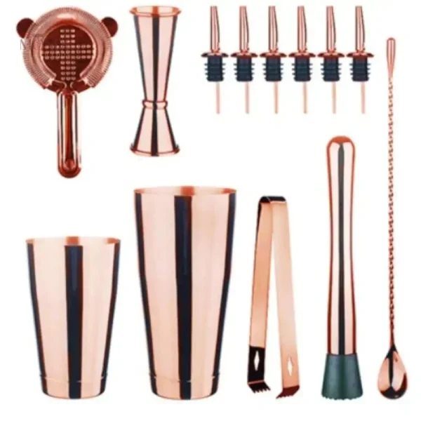Accessoires de mixologie avec shaker et outils essentiels