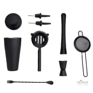 Éléments de base pour cocktails : shakers, doseurs, cuillères