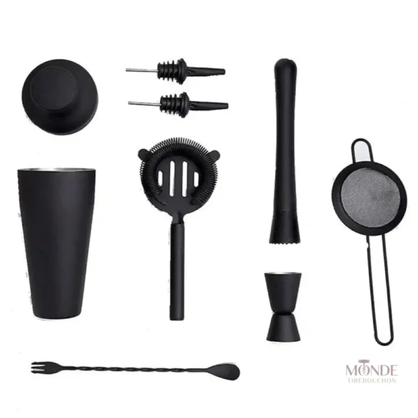 Éléments de base pour cocktails : shakers, doseurs, cuillères