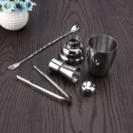 Shaker et outils pour réaliser des cocktails créatifs à domicile