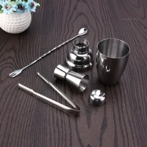 Shaker et outils pour réaliser des cocktails créatifs à domicile