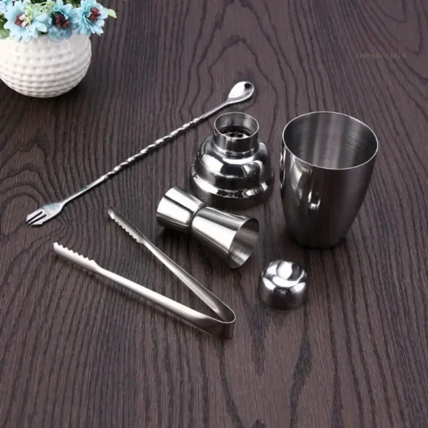 Shaker et outils pour réaliser des cocktails créatifs à domicile