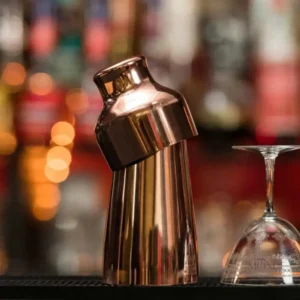 Accessoire bar cuivré pour mélanger cocktails avec style