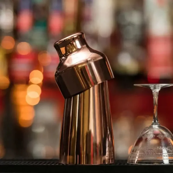 Accessoire bar cuivré pour mélanger cocktails avec style