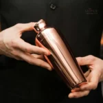 Shaker design moderne en cuivre pour amateurs de cocktails