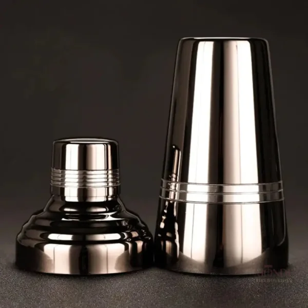 Shaker noir pour cocktails, design élégant et fonctionnel