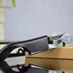 Accessoire de bar essentiel, tire-bouchon noir pour les amateurs de vin