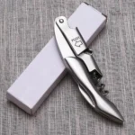 Design élégant et fonctionnel du tire-bouchon sommelier en platine