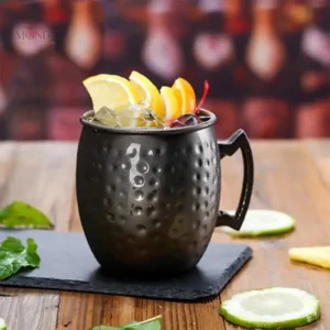 Verre cocktail noir pour Moscow Mule élégant et moderne
