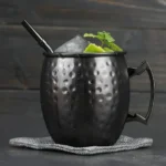 Verre à cocktail style Moscow Mule, finition noire raffinée