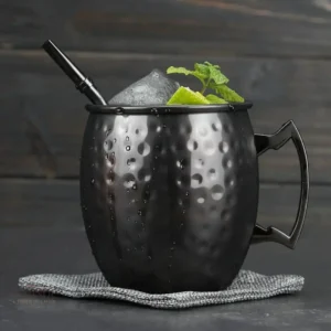 Verre à cocktail style Moscow Mule, finition noire raffinée